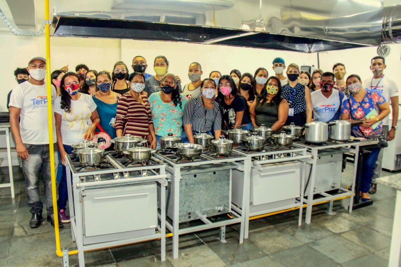 BelÃ©m, ParÃ¡, Brasil. TERPAZ MANIPULAÃ‡ÃƒO DE ALIMENTOS - 09/12/2020 <div class='credito_fotos'>Foto: Ricardo Amanajás / Ag. Pará   |   <a href='/midias/2020/originais/7090_17c33ea1-e8b3-f0b9-4a8c-8897258d3857.jpg' download><i class='fa-solid fa-download'></i> Download</a></div>