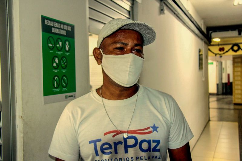 BelÃ©m, ParÃ¡, Brasil. TERPAZ MANIPULAÃ‡ÃƒO DE ALIMENTOS - Nucivaldo Souza Vieira, rede local terpaz e vice pres. Comunidade Nova UniÃ£o.- 09/12/2020 <div class='credito_fotos'>Foto: Ricardo Amanajás / Ag. Pará   |   <a href='/midias/2020/originais/7090_c6cb6302-bef3-c9c0-3601-08310bd84a5b.jpg' download><i class='fa-solid fa-download'></i> Download</a></div>