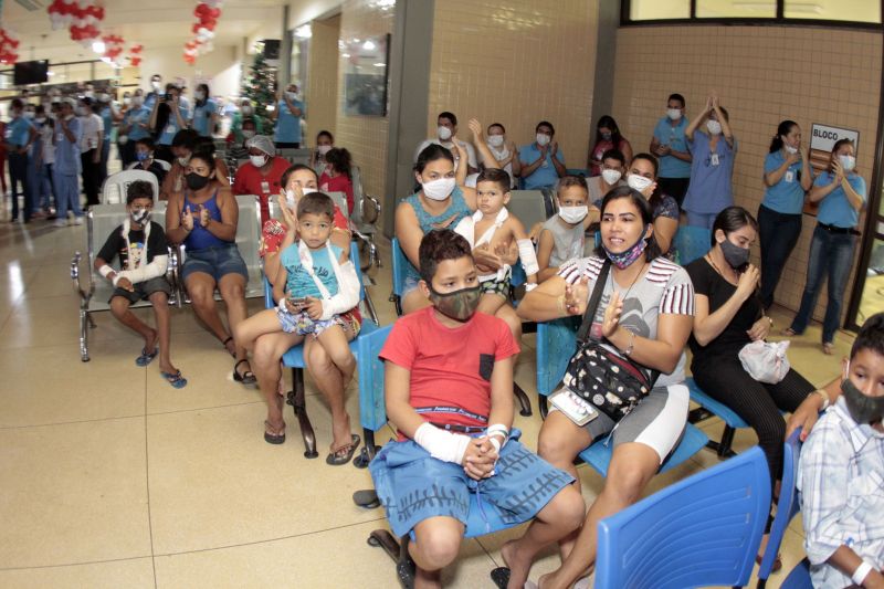 BelÃ©m, ParÃ¡, Brasil. CANTADA NATAL HOSPITAL METROPOLITANO - 19/12/2020 <div class='credito_fotos'>Foto: Ricardo Amanajás / Ag. Pará   |   <a href='/midias/2020/originais/7120_7f0d2914-ee27-799e-bac8-80471347080a.jpg' download><i class='fa-solid fa-download'></i> Download</a></div>