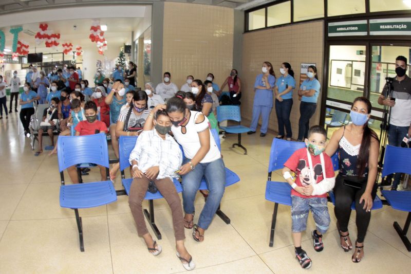 BelÃ©m, ParÃ¡, Brasil. CANTADA NATAL HOSPITAL METROPOLITANO - 19/12/2020 <div class='credito_fotos'>Foto: Ricardo Amanajás / Ag. Pará   |   <a href='/midias/2020/originais/7120_866b7674-4d9f-1468-2c16-b87f195ee51c.jpg' download><i class='fa-solid fa-download'></i> Download</a></div>