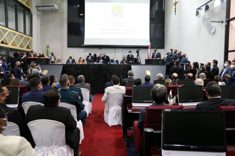 O governador Helder Barbalho foi condecorado com a maior honraria concedida pela Alepa. 
 <div class='credito_fotos'>Foto: Bruno Cecim / Ag.Pará   |   <a href='/midias/2020/originais/7122_1cf6ffc0-900f-12be-7bd8-530d5be5ca8b.jpg' download><i class='fa-solid fa-download'></i> Download</a></div>