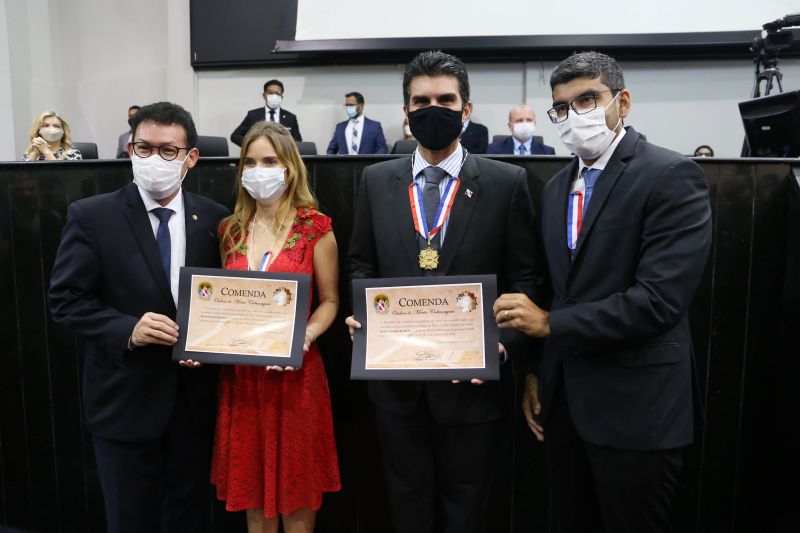 O governador Helder Barbalho foi condecorado com a maior honraria concedida pela Alepa. 
 <div class='credito_fotos'>Foto: Bruno Cecim / Ag.Pará   |   <a href='/midias/2020/originais/7122_67586f9c-0be4-bbee-3e63-972a6ed9d5fa.jpg' download><i class='fa-solid fa-download'></i> Download</a></div>