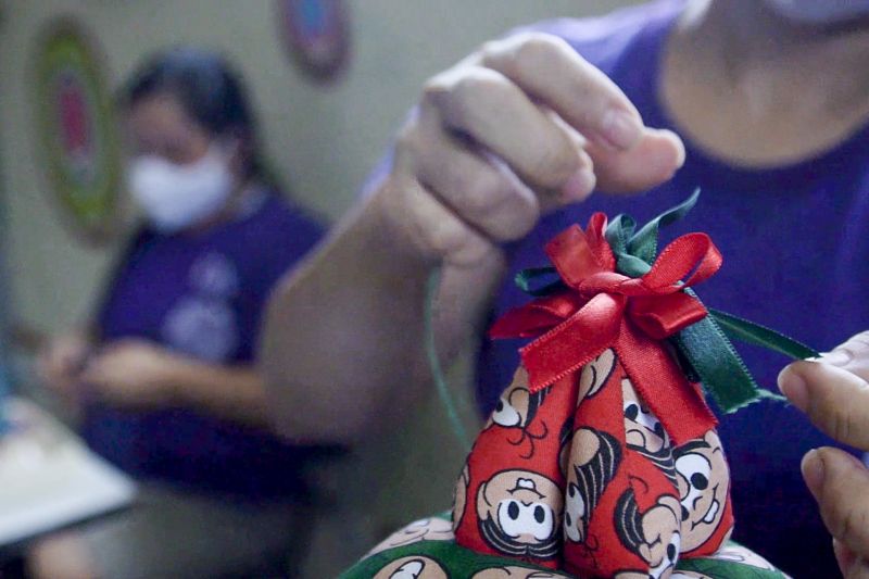 Produção de árvores de Natal no CRF <div class='credito_fotos'>Foto: Divulgação   |   <a href='/midias/2020/originais/7125_930056d8-a1fe-308d-a489-a4e1edf175de.jpg' download><i class='fa-solid fa-download'></i> Download</a></div>