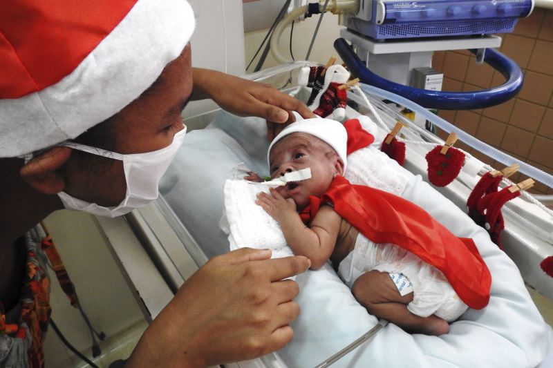 A sessão de fotos foi realizada pela primeira vez pelo Hospital Regional da Transamazônica. O ensaio reuniu pais e a equipe assistencial com os recém-nascidos internados <div class='credito_fotos'>Foto: ASCOM / HRPT   |   <a href='/midias/2020/originais/7134_1512a1e5-05c2-e6d7-9780-9d53ce23eb8d.jpg' download><i class='fa-solid fa-download'></i> Download</a></div>