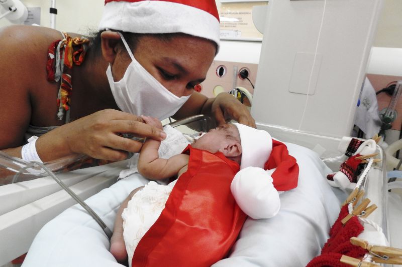 A sessão de fotos foi realizada pela primeira vez pelo Hospital Regional da Transamazônica. O ensaio reuniu pais e a equipe assistencial com os recém-nascidos internados <div class='credito_fotos'>Foto: ASCOM / HRPT   |   <a href='/midias/2020/originais/7134_652a71bc-8dd3-4d5f-585c-8d1d1ee75177.jpg' download><i class='fa-solid fa-download'></i> Download</a></div>