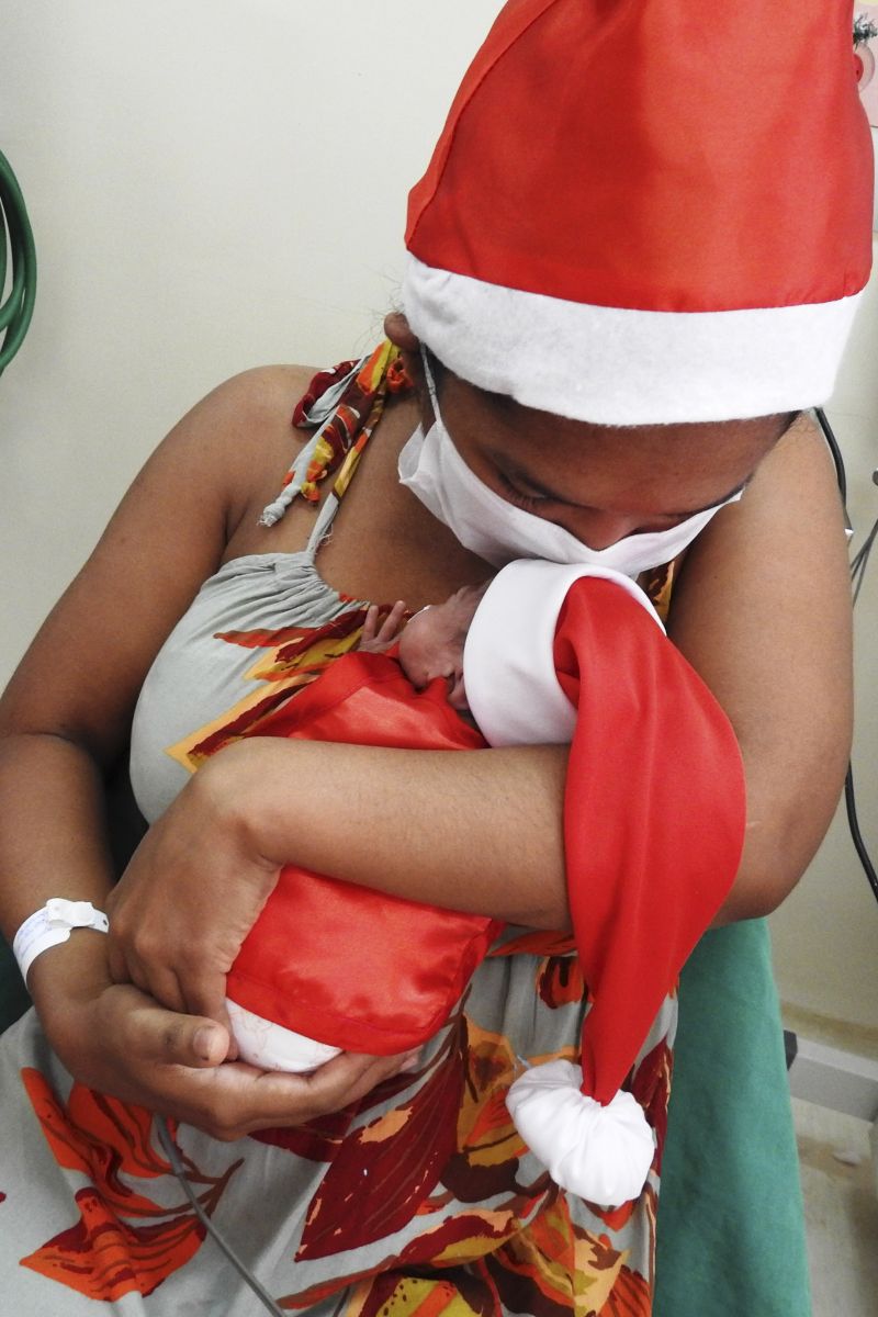 A sessão de fotos foi realizada pela primeira vez pelo Hospital Regional da Transamazônica. O ensaio reuniu pais e a equipe assistencial com os recém-nascidos internados <div class='credito_fotos'>Foto: ASCOM / HRPT   |   <a href='/midias/2020/originais/7134_ed020f99-6b12-f814-c890-56c2fdabeb82.jpg' download><i class='fa-solid fa-download'></i> Download</a></div>