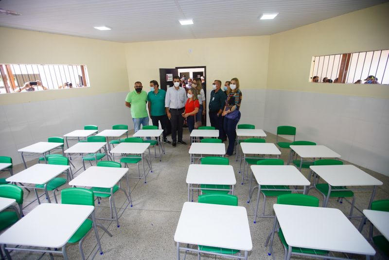 150 estudantes de Salvaterra foram beneficiados com a entrega da Escola de Ensino Fundamental Condeixa. A unidade escolar resulta de uma parceria entre a prefeitura municipal e o Governo do Estado, por meio da Secretaria de Estado de Educação <div class='credito_fotos'>Foto: Marco Santos / Ag. Pará   |   <a href='/midias/2020/originais/7138_7e20c6b4-f49a-9e17-b5c2-4ea99e86ef94.jpg' download><i class='fa-solid fa-download'></i> Download</a></div>