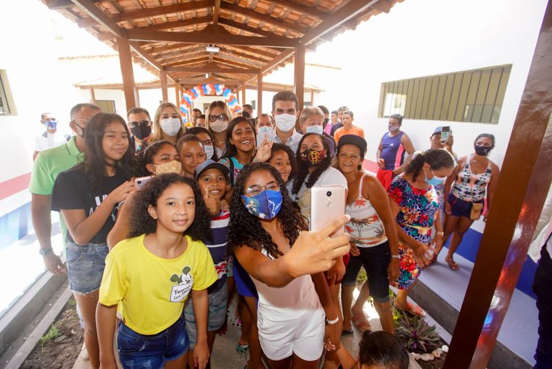 150 estudantes de Salvaterra foram beneficiados com a entrega da Escola de Ensino Fundamental Condeixa. A unidade escolar resulta de uma parceria entre a prefeitura municipal e o Governo do Estado, por meio da Secretaria de Estado de Educação <div class='credito_fotos'>Foto: Marco Santos / Ag. Pará   |   <a href='/midias/2020/originais/7138_a21041c1-c71c-c3de-92ad-0219d22ee143.jpg' download><i class='fa-solid fa-download'></i> Download</a></div>