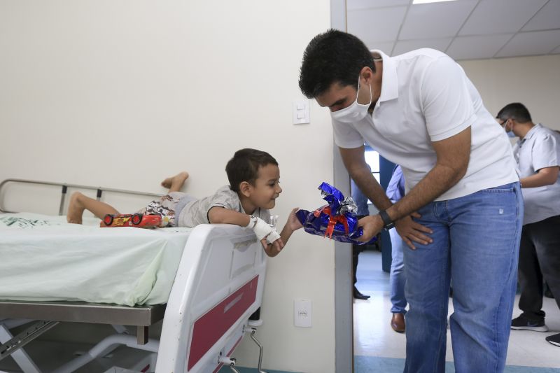 Primeira Dama, Daniela e Governador do Helder Barbalho entregam presentes a crianças e fazem visita a pacientes <div class='credito_fotos'>Foto: Jader Paes / Agência Pará   |   <a href='/midias/2020/originais/7144_0422c6f4-37d6-a241-eab6-d0446a8bcdfc.jpg' download><i class='fa-solid fa-download'></i> Download</a></div>