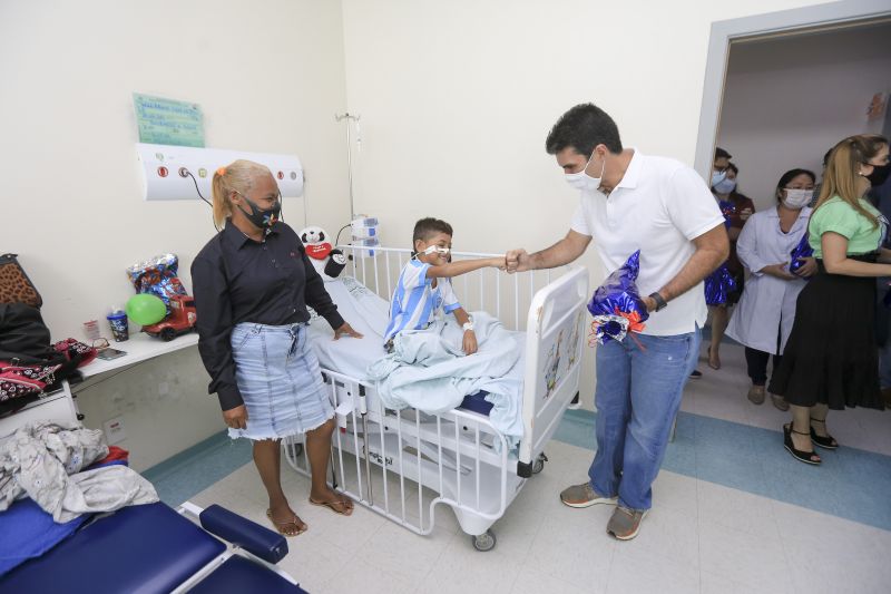 Primeira Dama, Daniela e Governador do Helder Barbalho entregam presentes a crianças e fazem visita a pacientes <div class='credito_fotos'>Foto: Jader Paes / Agência Pará   |   <a href='/midias/2020/originais/7144_1764b89b-13dc-c3a3-1278-4a9ecbcd5c5d.jpg' download><i class='fa-solid fa-download'></i> Download</a></div>