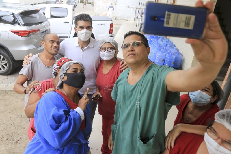 Primeira Dama, Daniela e Governador do Helder Barbalho entregam presentes a crianças e fazem visita a pacientes <div class='credito_fotos'>Foto: Jader Paes / Agência Pará   |   <a href='/midias/2020/originais/7144_269fe6a7-a2e7-3e06-f8e2-0218f0c8548e.jpg' download><i class='fa-solid fa-download'></i> Download</a></div>