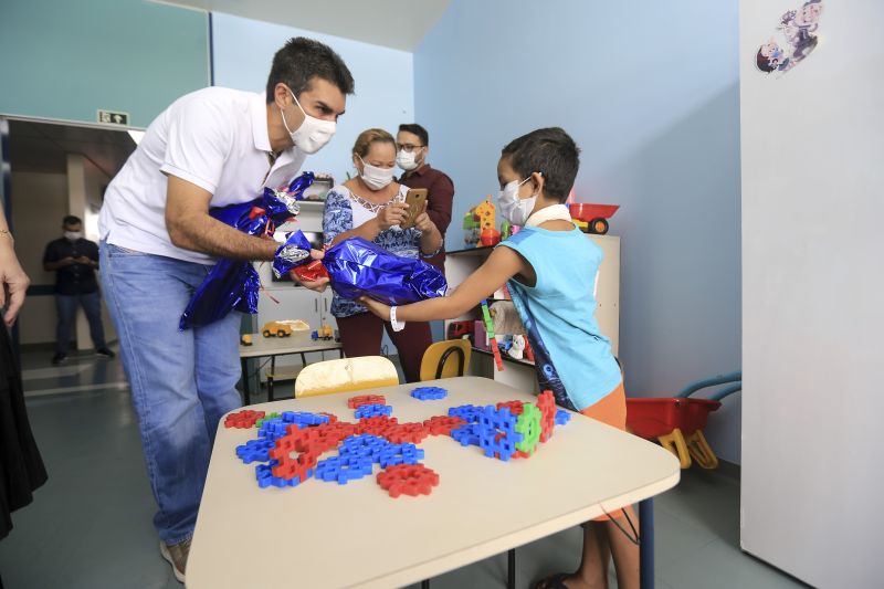 Primeira Dama, Daniela e Governador do Helder Barbalho entregam presentes a crianças e fazem visita a pacientes <div class='credito_fotos'>Foto: Jader Paes / Agência Pará   |   <a href='/midias/2020/originais/7144_b60fa6bf-34f4-00d0-77b2-d29ceff62586.jpg' download><i class='fa-solid fa-download'></i> Download</a></div>