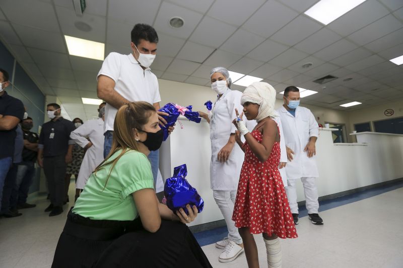 Primeira Dama, Daniela e Governador do Helder Barbalho entregam presentes a crianças e fazem visita a pacientes <div class='credito_fotos'>Foto: Jader Paes / Agência Pará   |   <a href='/midias/2020/originais/7144_dcb1be31-9ba2-db7d-73e2-048275baf179.jpg' download><i class='fa-solid fa-download'></i> Download</a></div>