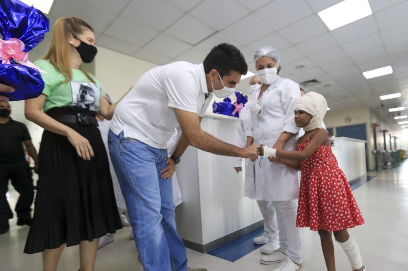 Primeira Dama, Daniela e Governador do Helder Barbalho entregam presentes a crianças e fazem visita a pacientes <div class='credito_fotos'>Foto: Jader Paes / Agência Pará   |   <a href='/midias/2020/originais/7144_e83d5b80-3976-0d4a-9126-400679c9dc75.jpg' download><i class='fa-solid fa-download'></i> Download</a></div>