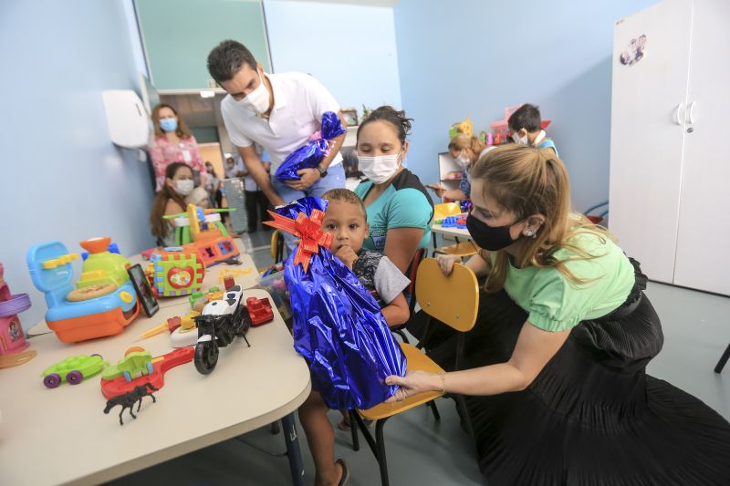 Primeira Dama, Daniela e Governador do Helder Barbalho entregam presentes a crianças e fazem visita a pacientes <div class='credito_fotos'>Foto: Jader Paes / Agência Pará   |   <a href='/midias/2020/originais/7144_eaa4f570-75dd-fdb1-e0f9-40948a9ee903.jpg' download><i class='fa-solid fa-download'></i> Download</a></div>