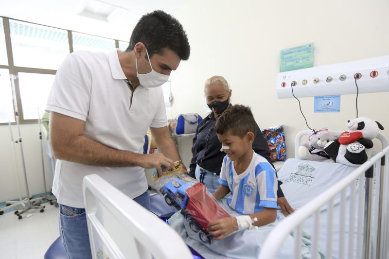 Primeira Dama, Daniela e Governador do Helder Barbalho entregam presentes a crianças e fazem visita a pacientes <div class='credito_fotos'>Foto: Jader Paes / Agência Pará   |   <a href='/midias/2020/originais/7144_f219774d-a119-5f45-9be2-dcdb4106b877.jpg' download><i class='fa-solid fa-download'></i> Download</a></div>