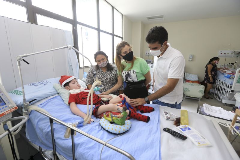 Primeira Dama, Daniela e Governador do Helder Barbalho entregam presentes a crianças e fazem visita a pacientes <div class='credito_fotos'>Foto: Jader Paes / Agência Pará   |   <a href='/midias/2020/originais/7144_fae9a8ce-cc86-a9d3-cbc2-546913007188.jpg' download><i class='fa-solid fa-download'></i> Download</a></div>