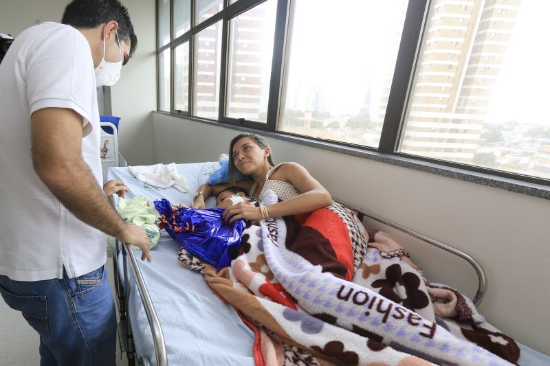 Primeira Dama, Daniela e Governador do Helder Barbalho entregam presentes a crianças e fazem visita a pacientes <div class='credito_fotos'>Foto: Jader Paes / Agência Pará   |   <a href='/midias/2020/originais/7144_fd67c08f-9938-dc42-86ad-202da5d9d60a.jpg' download><i class='fa-solid fa-download'></i> Download</a></div>