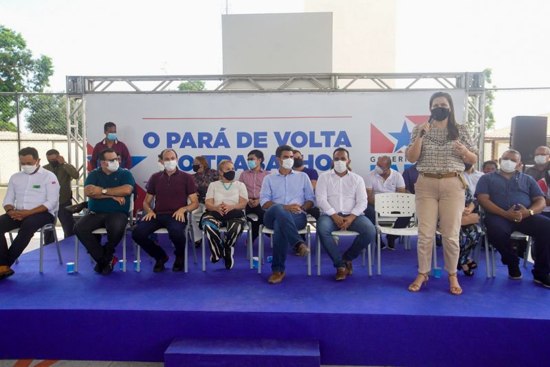 Governo do Estado Entrega títulos de terra em Santa Maria do Pará <div class='credito_fotos'>Foto: Marco Santos / Ag. Pará   |   <a href='/midias/2020/originais/7150_5cab5b50-3a69-26cb-1826-fb59b17879d8.jpg' download><i class='fa-solid fa-download'></i> Download</a></div>