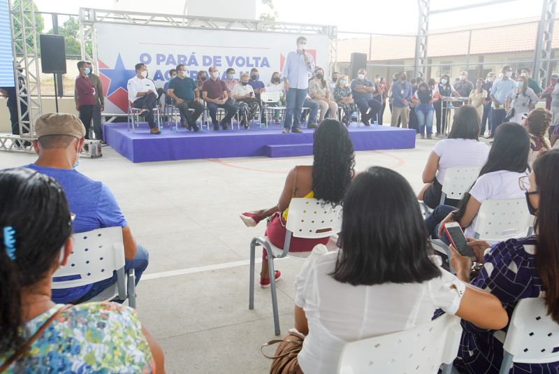 Governo do Estado Entrega títulos de terra em Santa Maria do Pará <div class='credito_fotos'>Foto: Marco Santos / Ag. Pará   |   <a href='/midias/2020/originais/7150_6446cf29-9752-eff3-a4de-007535fa29c0.jpg' download><i class='fa-solid fa-download'></i> Download</a></div>