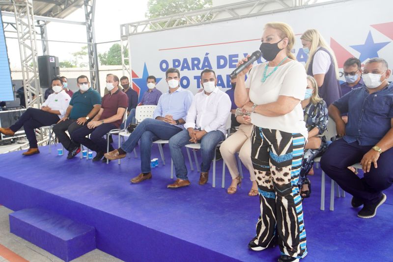 Governo do Estado Entrega títulos de terra em Santa Maria do Pará <div class='credito_fotos'>Foto: Marco Santos / Ag. Pará   |   <a href='/midias/2020/originais/7150_947bbff4-bbc0-e817-f606-a2702de1901f.jpg' download><i class='fa-solid fa-download'></i> Download</a></div>