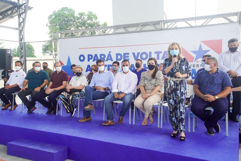 Governo do Pará entrega "Sua Casa" para moradores em Santa Maria do Pará <div class='credito_fotos'>Foto: Marco Santos / Ag. Pará   |   <a href='/midias/2020/originais/7151_2772693b-1ccb-27d4-e7d0-9021810595d1.jpg' download><i class='fa-solid fa-download'></i> Download</a></div>