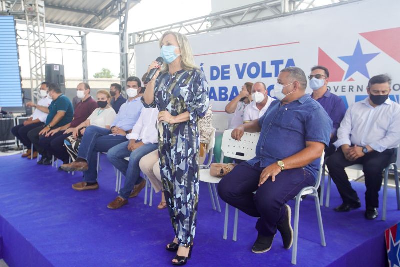 Governo do Pará entrega "Sua Casa" para moradores em Santa Maria do Pará <div class='credito_fotos'>Foto: Marco Santos / Ag. Pará   |   <a href='/midias/2020/originais/7151_ae444f77-95d0-022d-2547-510d2f5f5f54.jpg' download><i class='fa-solid fa-download'></i> Download</a></div>