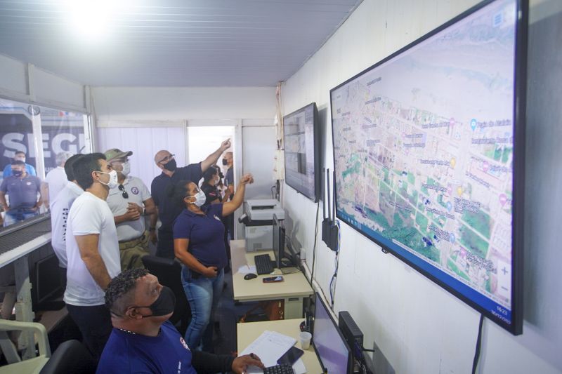 Governador acompanha trabalho de segurança pública do Centro Integrado de Comando em Salinópolis <div class='credito_fotos'>Foto: Marco Santos / Ag. Pará   |   <a href='/midias/2020/originais/7156_02a54c52-8aca-2d7e-eba9-18f9ecfd1834.jpg' download><i class='fa-solid fa-download'></i> Download</a></div>