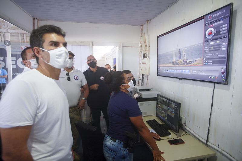 Governador acompanha trabalho de segurança pública do Centro Integrado de Comando em Salinópolis <div class='credito_fotos'>Foto: Marco Santos / Ag. Pará   |   <a href='/midias/2020/originais/7156_6dd2a8d0-bfdc-0393-7bc5-3ef853019007.jpg' download><i class='fa-solid fa-download'></i> Download</a></div>