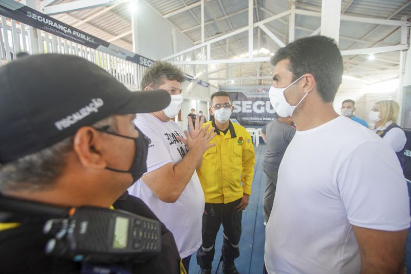 Governador acompanha trabalho de segurança pública do Centro Integrado de Comando em Salinópolis <div class='credito_fotos'>Foto: Marco Santos / Ag. Pará   |   <a href='/midias/2020/originais/7156_aca2e6be-4c13-c290-970b-9a84fe574189.jpg' download><i class='fa-solid fa-download'></i> Download</a></div>