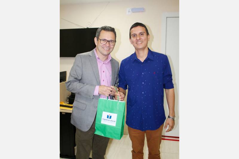 Jorge Panzera, presidente da Ioepa recebe presentes personalizados do diretor comercial da IOA, Juliano Monteiro