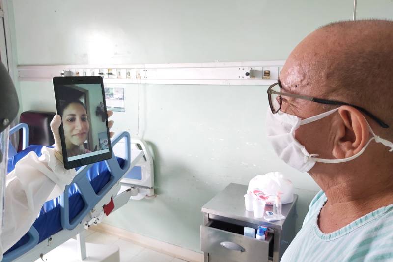 O aposentado Luis Guilherme Santos conversa com a esposa por videochamada