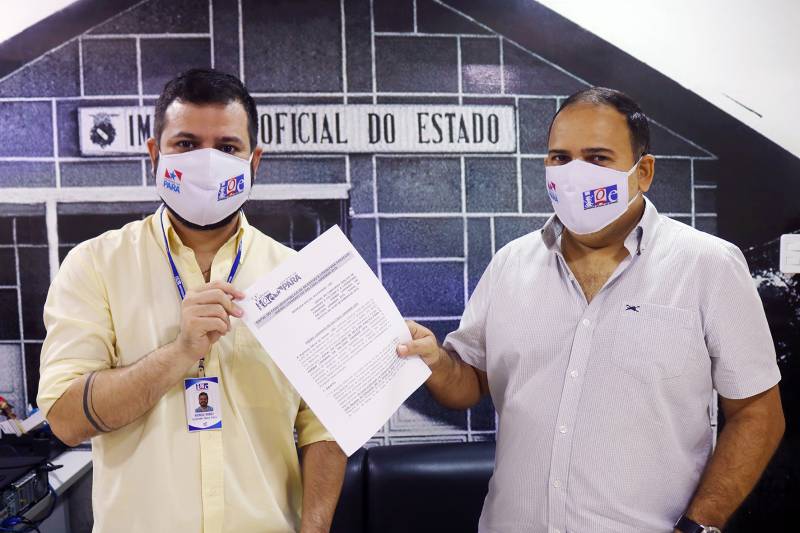 Na foto, Rodrigo Moraes (coordenador da Editora Pública) e Moíses Alves (Coordenador do concurso literário)