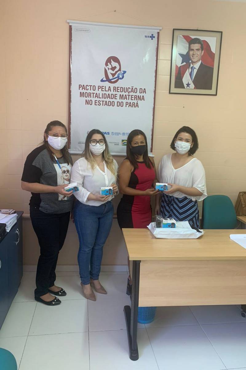 Diana Moraes, Sâmela Galvão e Laena Reis entregam oxímetros à representante da Secretaria Municipal de Santa Bárbara