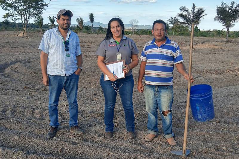 Nas fotos, a  Fiscal Estadual Agropecuária (FEA), Adra David Antonio, realizando o cadastro dos produtores de abacaxi na Vila Betel, zona rural do município de Rio Maria