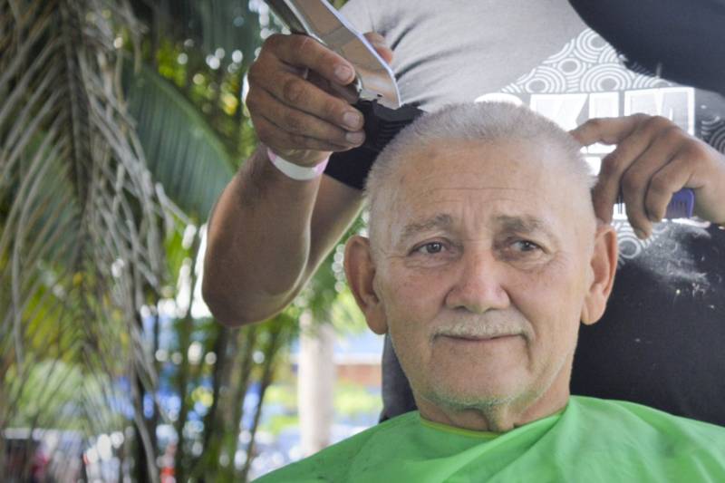 Paciente internado Manoel Rodrigues tem cabelo e barba cortados durante ação