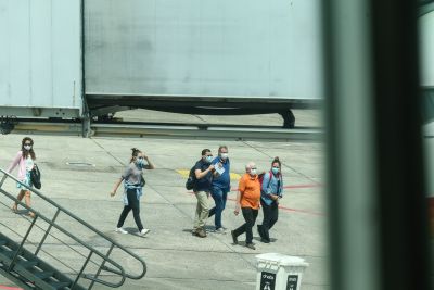 galeria: Brasileiros assintomáticos para covid-19, que estavam em Paramaribo, desembarcam no aeroporto de Belém