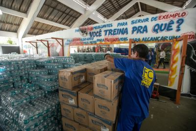 galeria: Governo recebe doação de água sanitária, cestas básicas e kits de higiene
