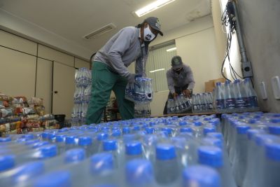 notícia: Empresa Atem doa 5 mil litros de álcool em gel ao Governo do Estado