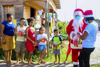 galeria: Hospital do Marajó promove Natal Solidário com distribuição de brinquedos e cestas de alimentos