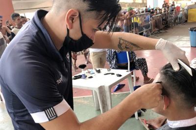 notícia: Acolhidos no Mangueirão ganham corte de cabelo em ação social