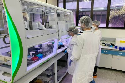 notícia: Laboratório Central vai usar equipamento que agiliza exames de Covid-19