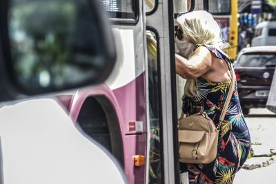 notícia: Decreto proíbe acesso de passageiros sem máscara em transportes públicos ou privados