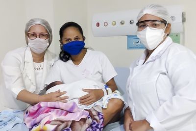 notícia: Após atendimento, mãe e bebê que nasceu em frente ao Abelardo Santos estão bem
