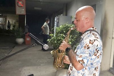 notícia: Apresentação musical emociona pacientes e servidores do HC