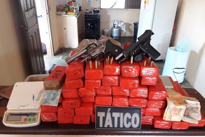 notícia: Polícia Militar apreende 32 kg de maconha e armas no município de Altamira