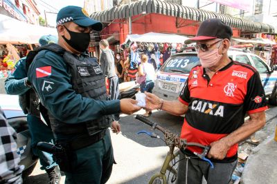 notícia: PM entrega máscaras e orienta população no centro comercial de Belém