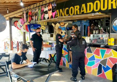 notícia: Policia Civil fiscaliza bares e restaurantes e orienta banhistas em Mosqueiro