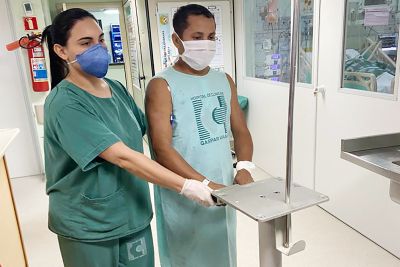 notícia: HC desenvolve equipamento que ajuda na locomoção de pacientes da UTI