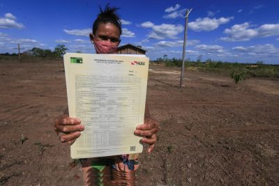 notícia: Estado entrega mais de 300 títulos de terra a produtores de Ipixuna do Pará